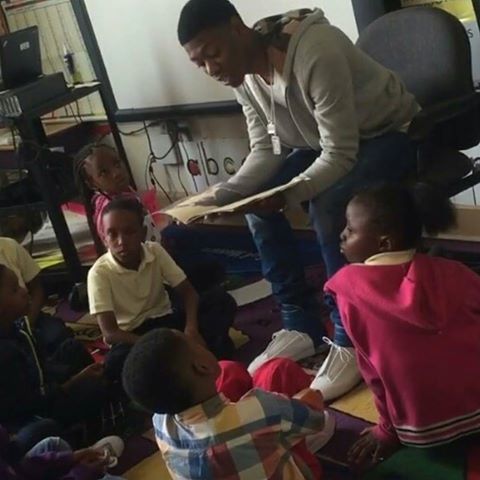 Lor Scoota reading to the kids