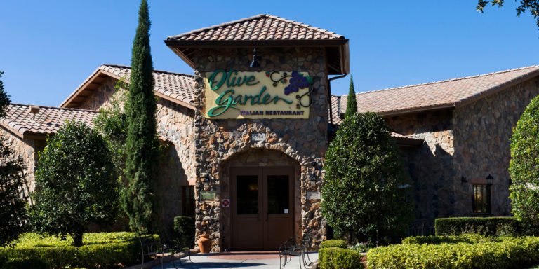 Manager From Olive Garden Complies With Customer’s Racist Request